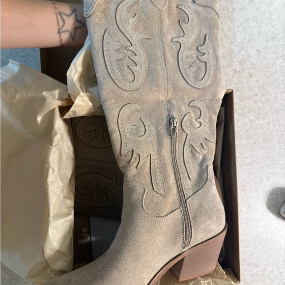 Altar'd State -Miracle miles- Beige Suede cowboy Boots - Picture 2 of 6